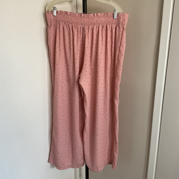 27. Wide-leg style with a black polka dot pattern and a self-tie waist detail 3X - Picture 9 of 9